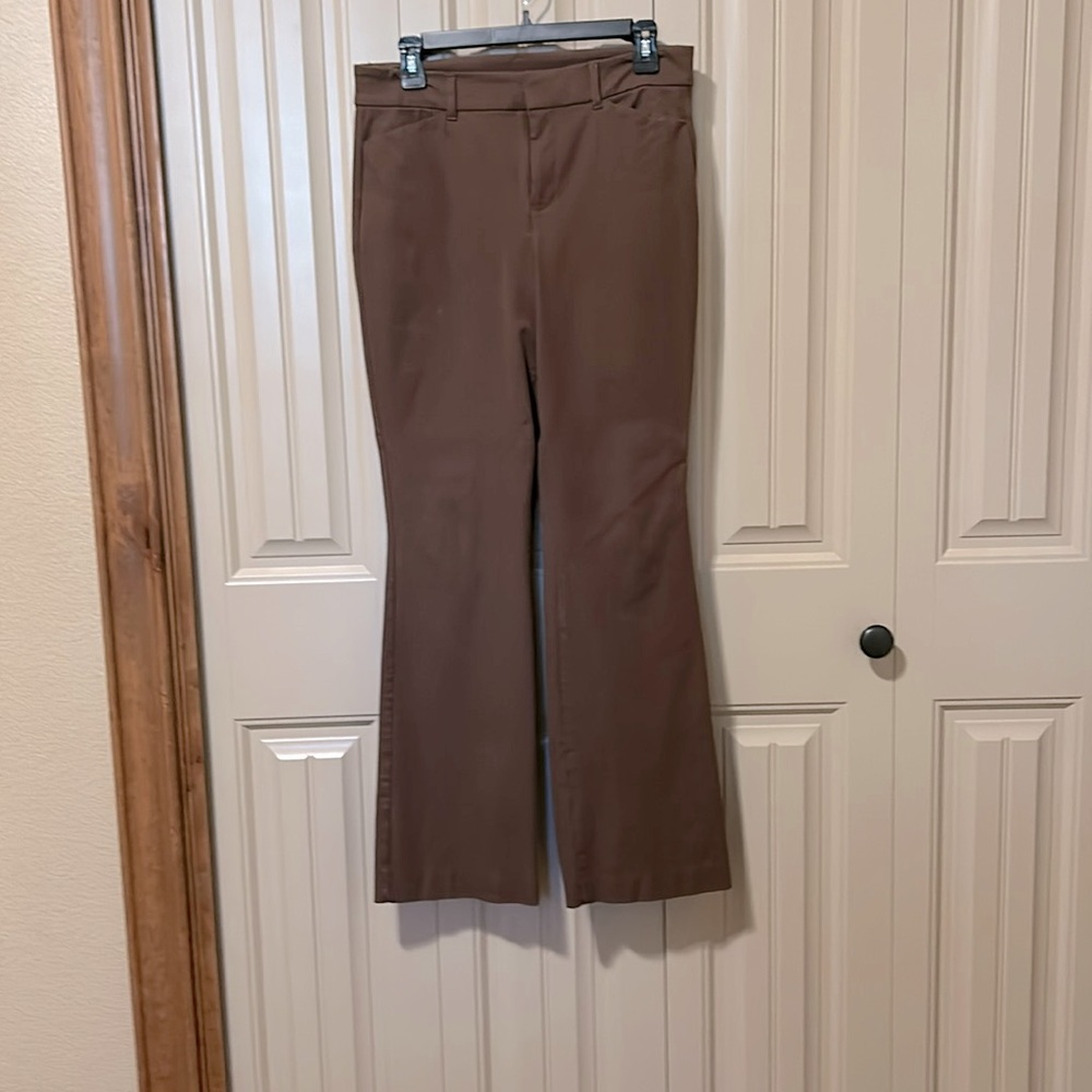 EUC Old Navy High Rise Pixie Flare Pants. Size 8